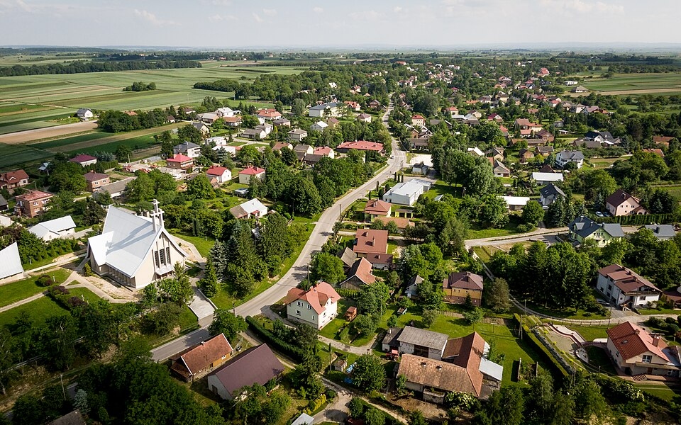 Kościół i wieś Rogóżno z lotu ptaka